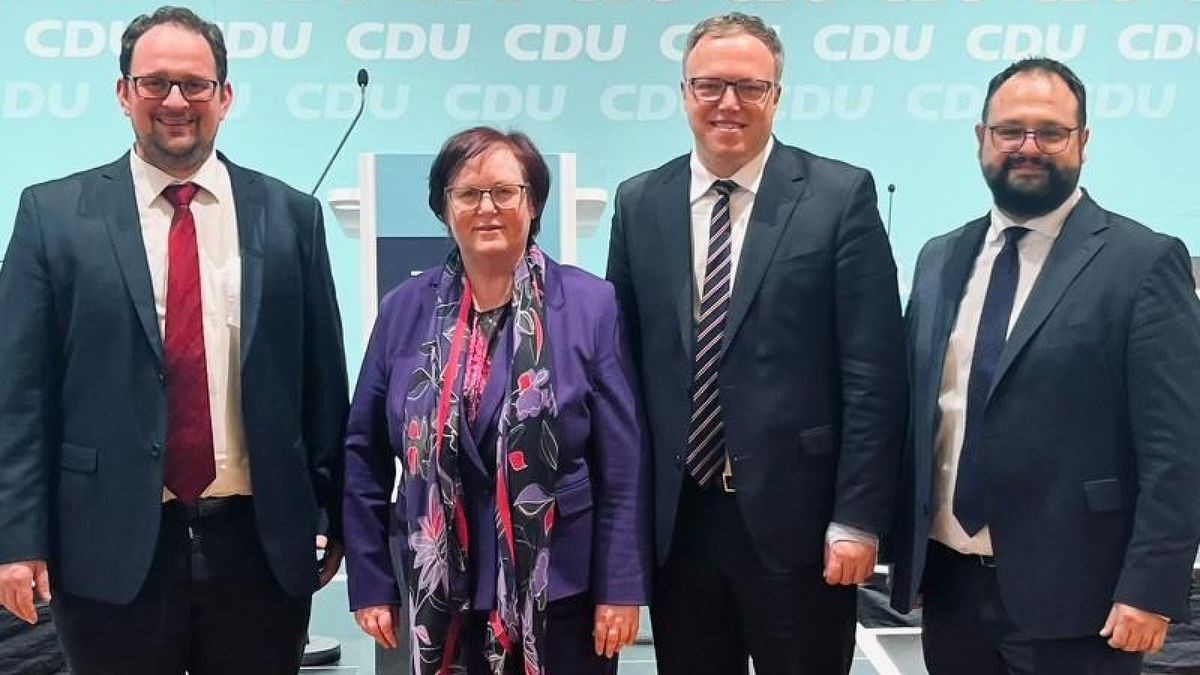 Thadäus König (links), Christina Tasch und Jonas Urbach (rechts) gehen für das Eichsfeld auf vorderen Listenplätzen ins Rennen. CDU-Landeschef Mario Voigt gratulierte.