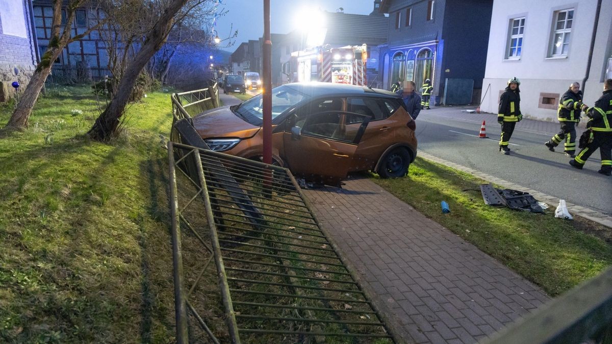 Schwerer Verkehrsunfall am Freitagabend  in Benshausen, einem Ortsteil von Zella-Mehlis.