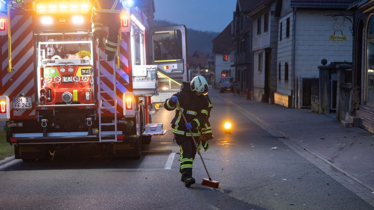 Der Fahrer wurde dabei in seinem Fahrzeug eingeschlossen und musste von der Feuerwehr befreit werden.