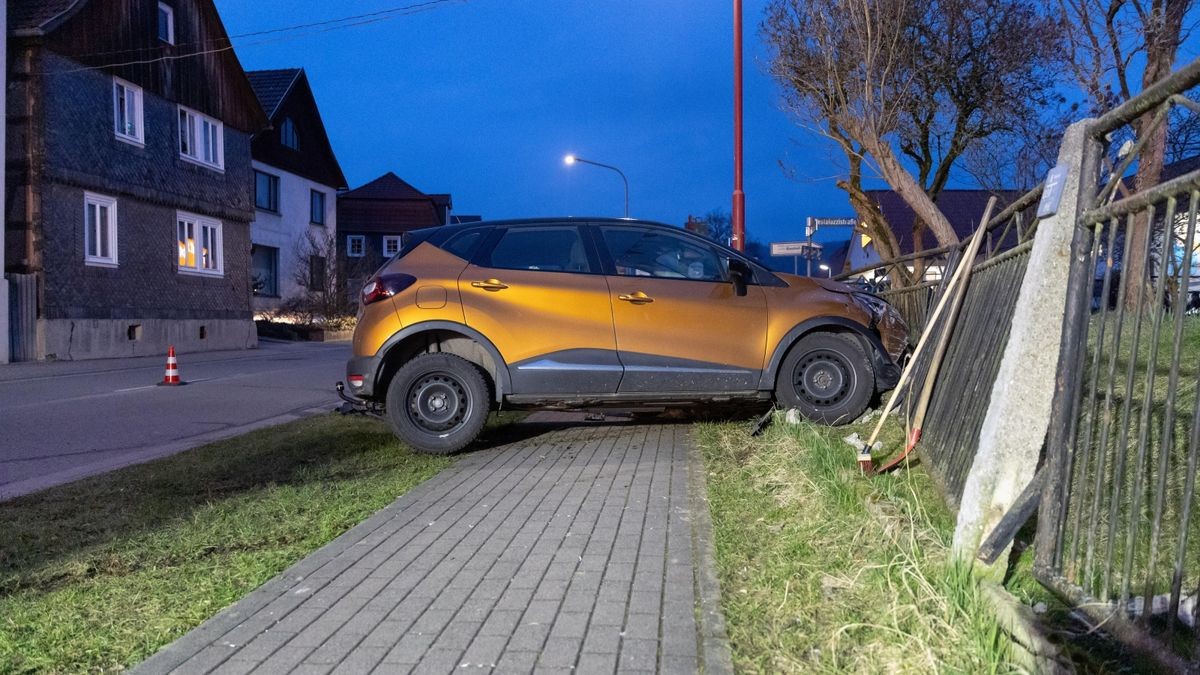 Dabei durchbrach er einen Gartenzaun, bevor das Fahrzeug stark demoliert zum Stehen kam.