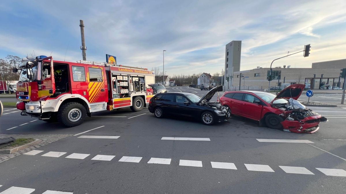 An einer Ampelkreuzung kam es zum Zusammenstoß zweier Autos.