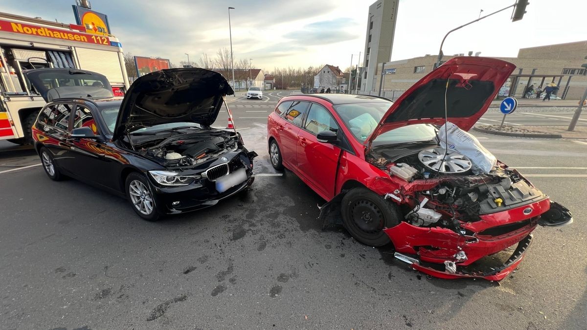 Am späten Samstagnachmittag kam es zu einem Verkehrsunfall in Nordhausen . Gegen 16:20 Uhr befuhr der 20-jährige Fahrer eines Fords die Hallesche Straße in Richtung Bielen. An der Ampelkreuzung auf Höhe der Feuerwehr beabsichtigte er nach links in Richtung Taschenberg abzubiegen. Dabei missachtete er einen im Gegenverkehr befindlichen und vorfahrtsberechtigten 22-jährigen in seinem BMW. Es kam zum Zusammenprall beider Fahrzeuge im Kreuzungsbereich. Bei dem Unfall wurden 3 Personen leicht verletzt. Sie wurden durch den Rettungsdienst behandelt und zur weiteren Abklärung in das Südharz Krankenhaus gebracht. Der Gesamtschaden wird mit ca. 20000,- € beziffert. Während der Unfallaufnahme, Fahrzeugbergung und Versorgung der Verletzten kam es an der Unfallstelle zu Behinderungen sowie zu einer kurzzeitigen Vollsperrung.