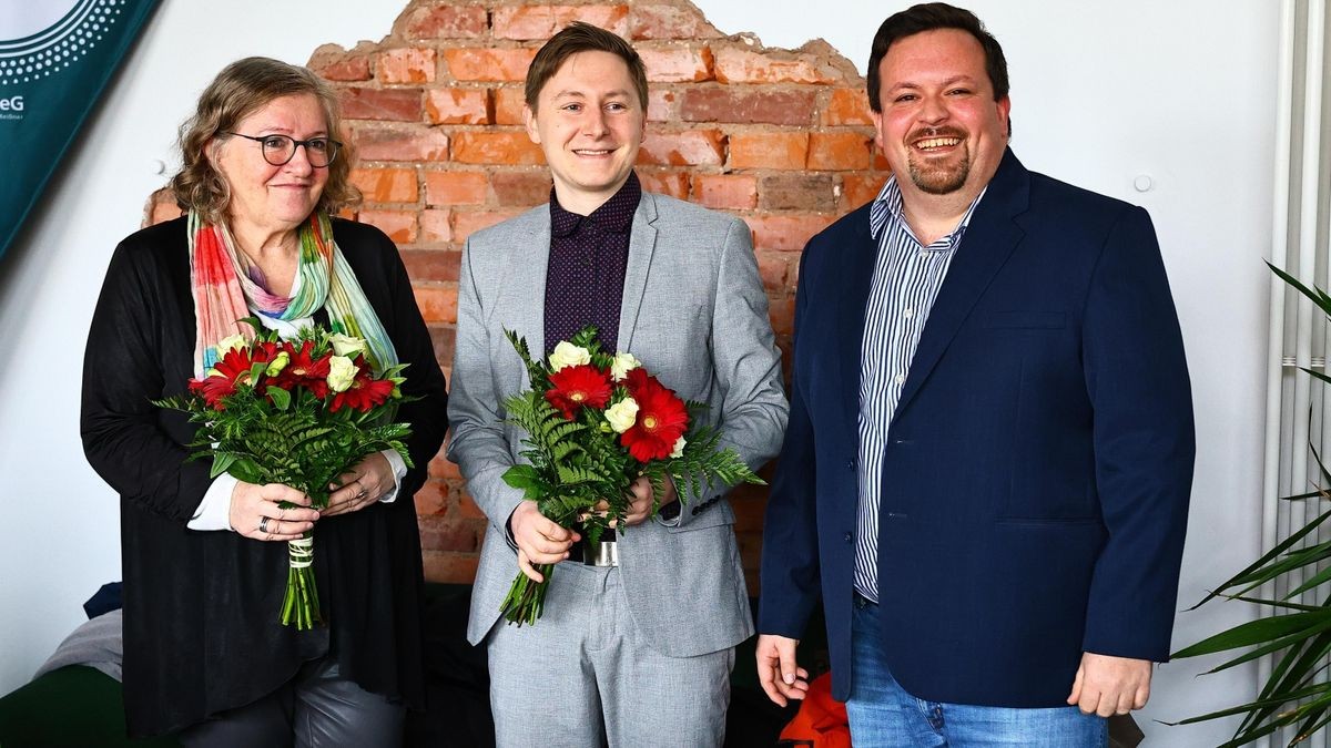 SPD-Kreisvorsitzender Dirk Funke (rechts) mit den Direktkandidaten für die Landtagswahl, Dorothea Marx und Maximilian Schröter.