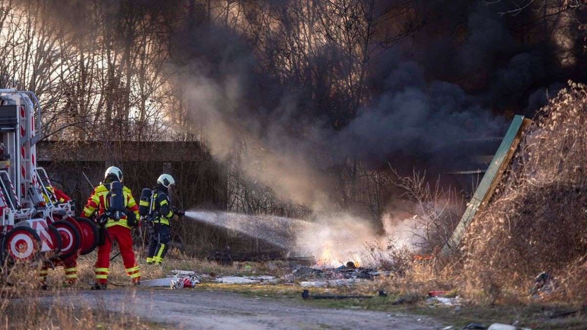  Im Einsatz waren beide Löschzüge der Berufsfeuerwehr. 