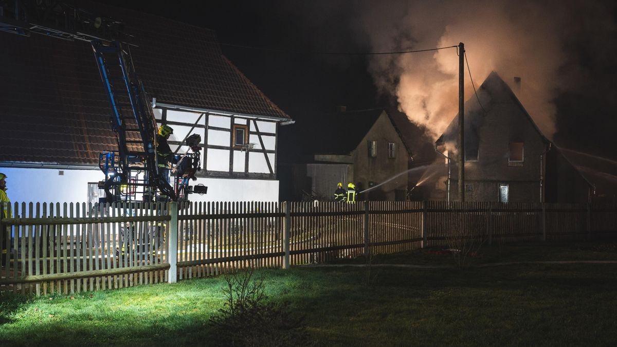 In Nobitz kam es in der Nacht von Sonntag auf Montag zu einem Wohnhausbrand auf dem Gelände eines Dreiseithofs.
Gegen 22 Uhr wurden die Kräfte von Feuerwehr, Rettungsdienst und Polizei zu einem Wohnhausbrand nach Wilchwitz bei Nobitz alarmiert.
Kurze Zeit später stand das betroffene Haus bereits im Vollbrand. Verletzt wurde keiner, Tiere kamen ebenfalls nicht zu schaden, da sie sich auf der Weide in Sicherheit bringen konnten. Das Haus wird derzeit aus-/umgebaut, die Besitzer wohnen nicht darin.