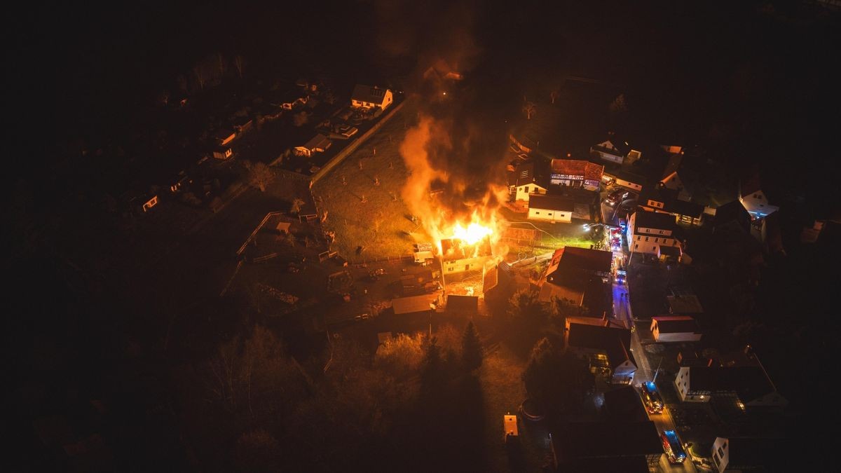 In Nobitz kam es in der Nacht von Sonntag auf Montag zu einem Wohnhausbrand auf dem Gelände eines Dreiseithofs.
Gegen 22 Uhr wurden die Kräfte von Feuerwehr, Rettungsdienst und Polizei zu einem Wohnhausbrand nach Wilchwitz bei Nobitz alarmiert.
Kurze Zeit später stand das betroffene Haus bereits im Vollbrand. Verletzt wurde keiner, Tiere kamen ebenfalls nicht zu schaden, da sie sich auf der Weide in Sicherheit bringen konnten. Das Haus wird derzeit aus-/umgebaut, die Besitzer wohnen nicht darin.