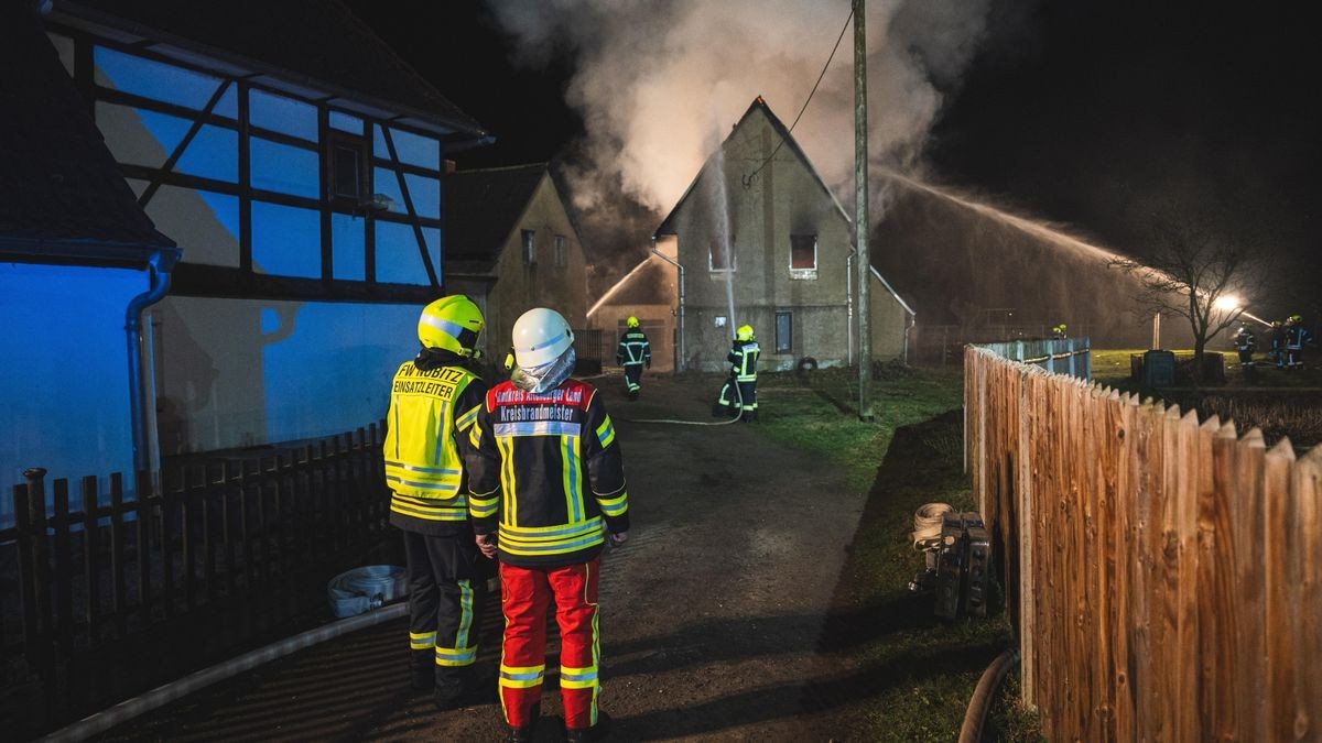 In Nobitz kam es in der Nacht von Sonntag auf Montag zu einem Wohnhausbrand auf dem Gelände eines Dreiseithofs.
Gegen 22 Uhr wurden die Kräfte von Feuerwehr, Rettungsdienst und Polizei zu einem Wohnhausbrand nach Wilchwitz bei Nobitz alarmiert.
Kurze Zeit später stand das betroffene Haus bereits im Vollbrand. Verletzt wurde keiner, Tiere kamen ebenfalls nicht zu schaden, da sie sich auf der Weide in Sicherheit bringen konnten. Das Haus wird derzeit aus-/umgebaut, die Besitzer wohnen nicht darin.