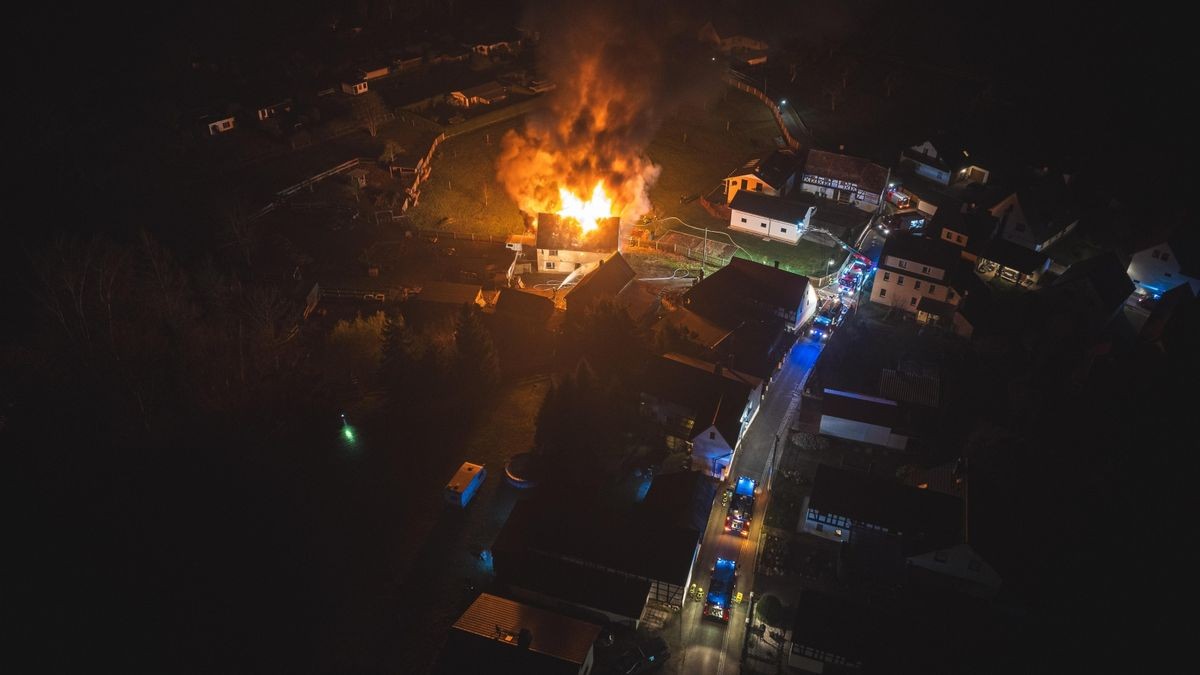 In Nobitz kam es in der Nacht von Sonntag auf Montag zu einem Wohnhausbrand auf dem Gelände eines Dreiseithofs.
Gegen 22 Uhr wurden die Kräfte von Feuerwehr, Rettungsdienst und Polizei zu einem Wohnhausbrand nach Wilchwitz bei Nobitz alarmiert.
Kurze Zeit später stand das betroffene Haus bereits im Vollbrand. Verletzt wurde keiner, Tiere kamen ebenfalls nicht zu schaden, da sie sich auf der Weide in Sicherheit bringen konnten. Das Haus wird derzeit aus-/umgebaut, die Besitzer wohnen nicht darin.