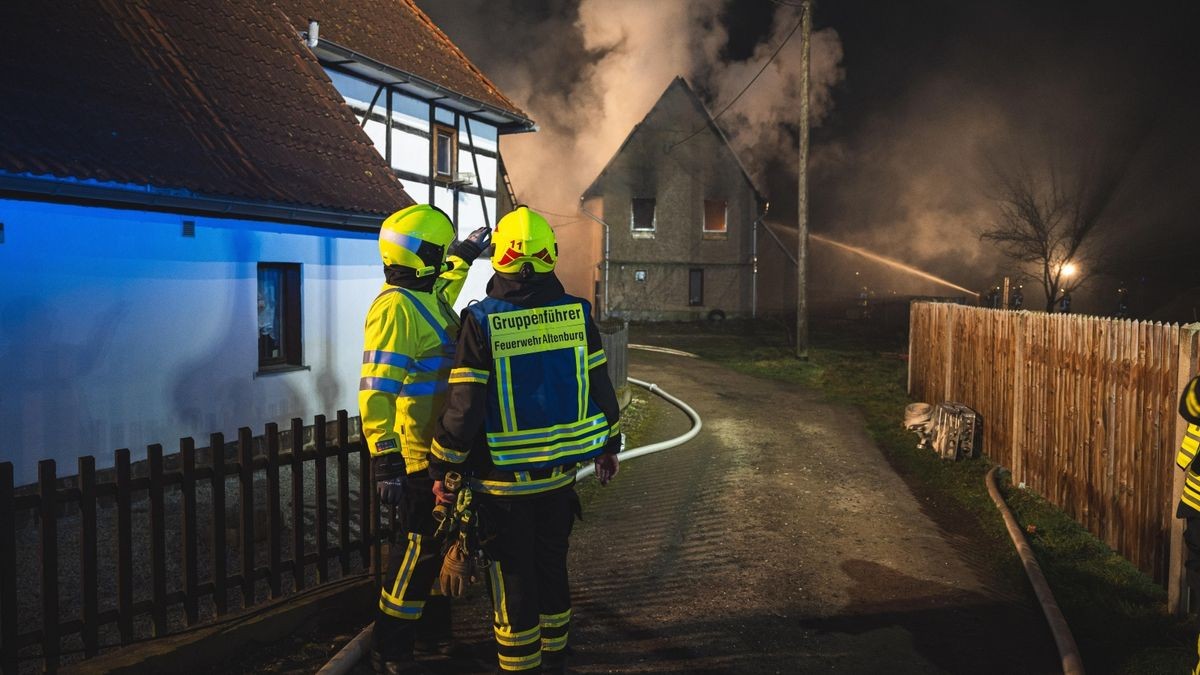 In Nobitz kam es in der Nacht von Sonntag auf Montag zu einem Wohnhausbrand auf dem Gelände eines Dreiseithofs.
Gegen 22 Uhr wurden die Kräfte von Feuerwehr, Rettungsdienst und Polizei zu einem Wohnhausbrand nach Wilchwitz bei Nobitz alarmiert.
Kurze Zeit später stand das betroffene Haus bereits im Vollbrand. Verletzt wurde keiner, Tiere kamen ebenfalls nicht zu schaden, da sie sich auf der Weide in Sicherheit bringen konnten. Das Haus wird derzeit aus-/umgebaut, die Besitzer wohnen nicht darin.