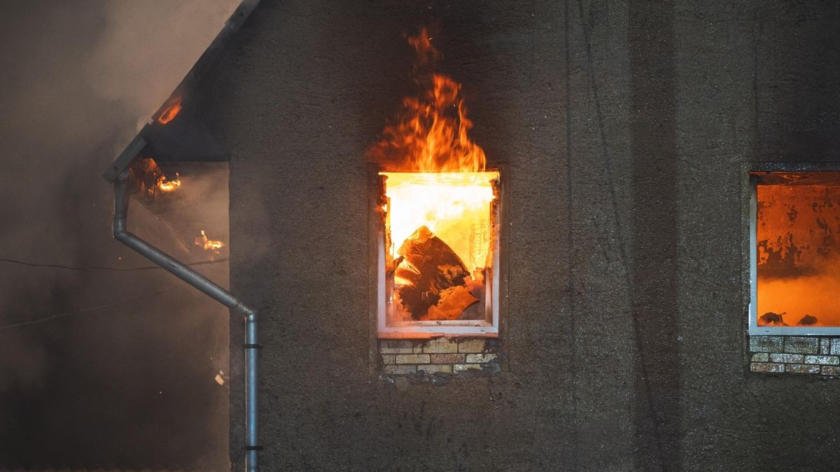 In Nobitz kam es in der Nacht von Sonntag auf Montag zu einem Wohnhausbrand auf dem Gelände eines Dreiseithofs.
Gegen 22 Uhr wurden die Kräfte von Feuerwehr, Rettungsdienst und Polizei zu einem Wohnhausbrand nach Wilchwitz bei Nobitz alarmiert.
Kurze Zeit später stand das betroffene Haus bereits im Vollbrand. Verletzt wurde keiner, Tiere kamen ebenfalls nicht zu schaden, da sie sich auf der Weide in Sicherheit bringen konnten. Das Haus wird derzeit aus-/umgebaut, die Besitzer wohnen nicht darin.