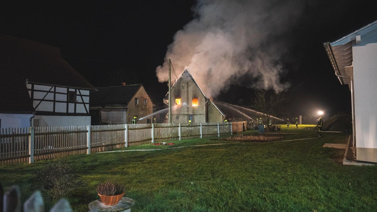 In Nobitz kam es in der Nacht von Sonntag auf Montag zu einem Wohnhausbrand auf dem Gelände eines Dreiseithofs.
Gegen 22 Uhr wurden die Kräfte von Feuerwehr, Rettungsdienst und Polizei zu einem Wohnhausbrand nach Wilchwitz bei Nobitz alarmiert.
Kurze Zeit später stand das betroffene Haus bereits im Vollbrand. Verletzt wurde keiner, Tiere kamen ebenfalls nicht zu schaden, da sie sich auf der Weide in Sicherheit bringen konnten. Das Haus wird derzeit aus-/umgebaut, die Besitzer wohnen nicht darin.