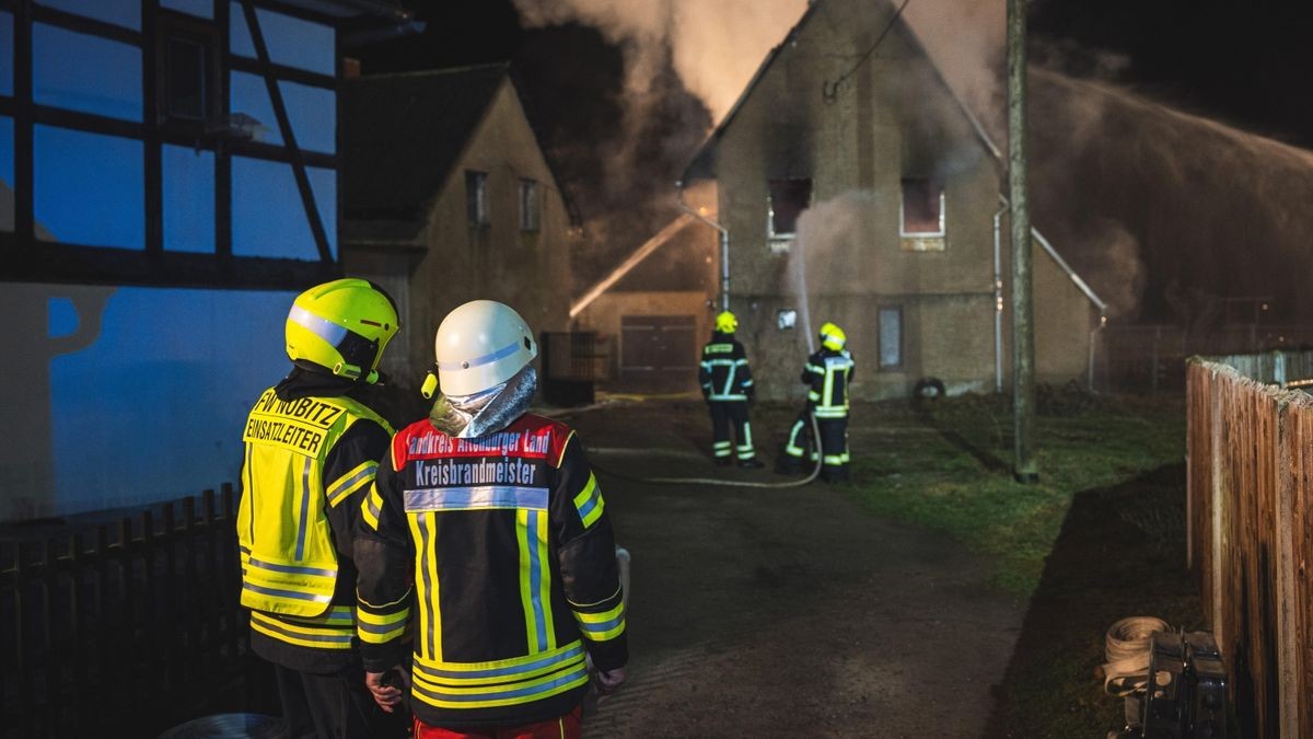 In Nobitz kam es in der Nacht von Sonntag auf Montag zu einem Wohnhausbrand auf dem Gelände eines Dreiseithofs.
Gegen 22 Uhr wurden die Kräfte von Feuerwehr, Rettungsdienst und Polizei zu einem Wohnhausbrand nach Wilchwitz bei Nobitz alarmiert.
Kurze Zeit später stand das betroffene Haus bereits im Vollbrand. Verletzt wurde keiner, Tiere kamen ebenfalls nicht zu schaden, da sie sich auf der Weide in Sicherheit bringen konnten. Das Haus wird derzeit aus-/umgebaut, die Besitzer wohnen nicht darin.