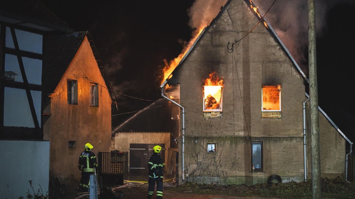 In Nobitz kam es in der Nacht von Sonntag auf Montag zu einem Wohnhausbrand auf dem Gelände eines Dreiseithofs.
Gegen 22 Uhr wurden die Kräfte von Feuerwehr, Rettungsdienst und Polizei zu einem Wohnhausbrand nach Wilchwitz bei Nobitz alarmiert.
Kurze Zeit später stand das betroffene Haus bereits im Vollbrand. Verletzt wurde keiner, Tiere kamen ebenfalls nicht zu schaden, da sie sich auf der Weide in Sicherheit bringen konnten. Das Haus wird derzeit aus-/umgebaut, die Besitzer wohnen nicht darin.