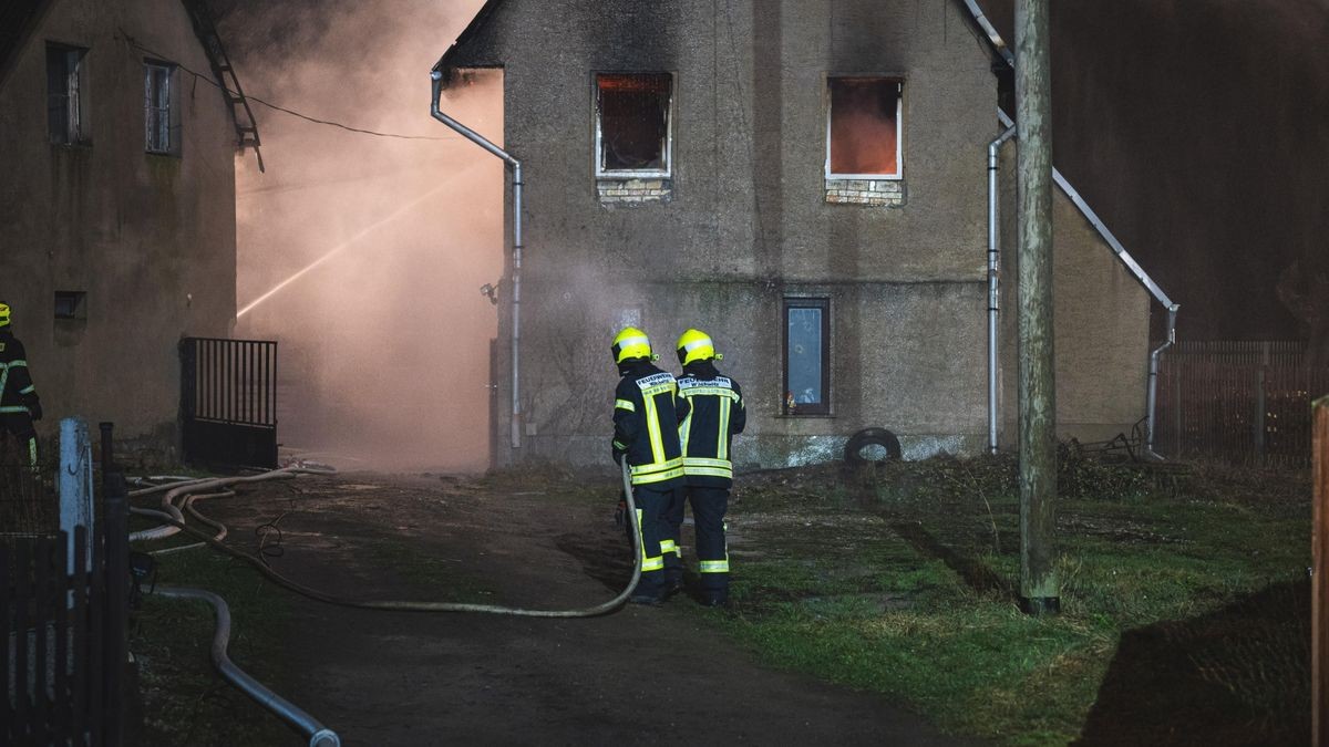 In Nobitz kam es in der Nacht von Sonntag auf Montag zu einem Wohnhausbrand auf dem Gelände eines Dreiseithofs.
Gegen 22 Uhr wurden die Kräfte von Feuerwehr, Rettungsdienst und Polizei zu einem Wohnhausbrand nach Wilchwitz bei Nobitz alarmiert.
Kurze Zeit später stand das betroffene Haus bereits im Vollbrand. Verletzt wurde keiner, Tiere kamen ebenfalls nicht zu schaden, da sie sich auf der Weide in Sicherheit bringen konnten. Das Haus wird derzeit aus-/umgebaut, die Besitzer wohnen nicht darin.