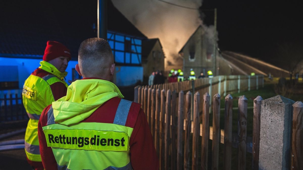 In Nobitz kam es in der Nacht von Sonntag auf Montag zu einem Wohnhausbrand auf dem Gelände eines Dreiseithofs.
Gegen 22 Uhr wurden die Kräfte von Feuerwehr, Rettungsdienst und Polizei zu einem Wohnhausbrand nach Wilchwitz bei Nobitz alarmiert.
Kurze Zeit später stand das betroffene Haus bereits im Vollbrand. Verletzt wurde keiner, Tiere kamen ebenfalls nicht zu schaden, da sie sich auf der Weide in Sicherheit bringen konnten. Das Haus wird derzeit aus-/umgebaut, die Besitzer wohnen nicht darin.