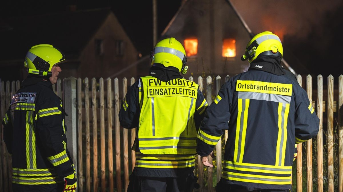 In Nobitz kam es in der Nacht von Sonntag auf Montag zu einem Wohnhausbrand auf dem Gelände eines Dreiseithofs.
Gegen 22 Uhr wurden die Kräfte von Feuerwehr, Rettungsdienst und Polizei zu einem Wohnhausbrand nach Wilchwitz bei Nobitz alarmiert.
Kurze Zeit später stand das betroffene Haus bereits im Vollbrand. Verletzt wurde keiner, Tiere kamen ebenfalls nicht zu schaden, da sie sich auf der Weide in Sicherheit bringen konnten. Das Haus wird derzeit aus-/umgebaut, die Besitzer wohnen nicht darin.