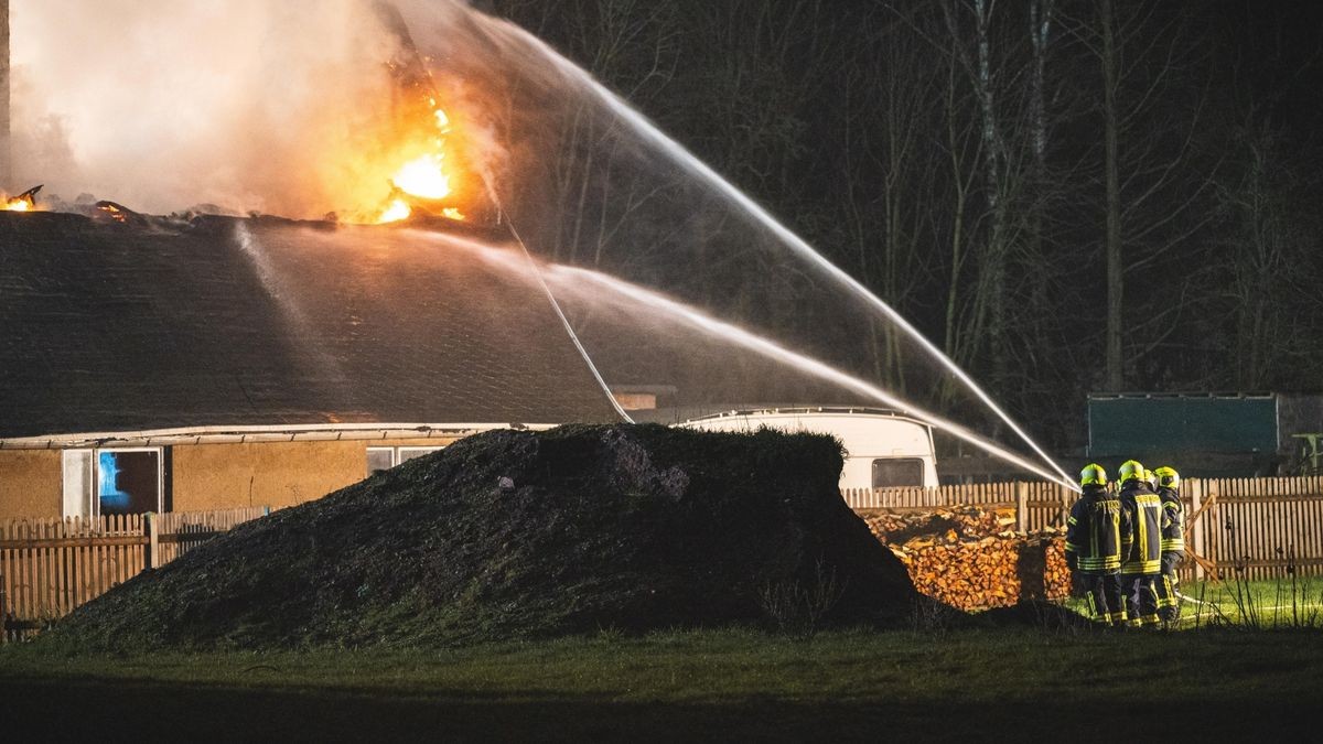 In Nobitz kam es in der Nacht von Sonntag auf Montag zu einem Wohnhausbrand auf dem Gelände eines Dreiseithofs.
Gegen 22 Uhr wurden die Kräfte von Feuerwehr, Rettungsdienst und Polizei zu einem Wohnhausbrand nach Wilchwitz bei Nobitz alarmiert.
Kurze Zeit später stand das betroffene Haus bereits im Vollbrand. Verletzt wurde keiner, Tiere kamen ebenfalls nicht zu schaden, da sie sich auf der Weide in Sicherheit bringen konnten. Das Haus wird derzeit aus-/umgebaut, die Besitzer wohnen nicht darin.