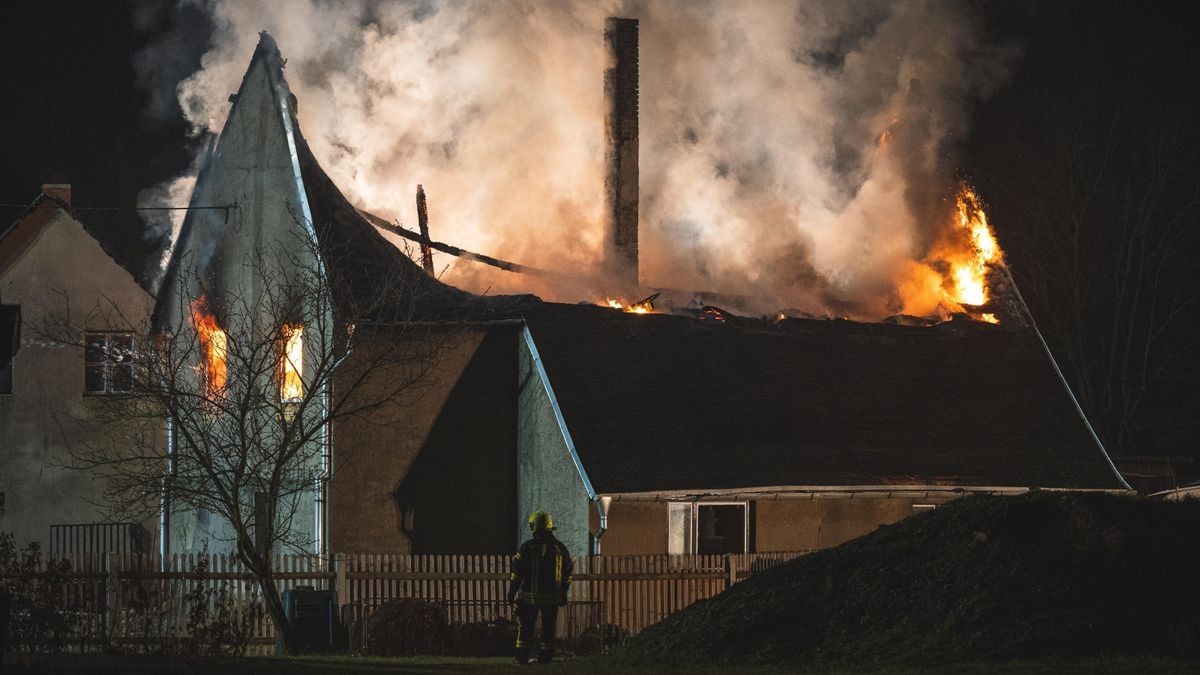 In Nobitz kam es in der Nacht von Sonntag auf Montag zu einem Wohnhausbrand auf dem Gelände eines Dreiseithofs.
Gegen 22 Uhr wurden die Kräfte von Feuerwehr, Rettungsdienst und Polizei zu einem Wohnhausbrand nach Wilchwitz bei Nobitz alarmiert.
Kurze Zeit später stand das betroffene Haus bereits im Vollbrand. Verletzt wurde keiner, Tiere kamen ebenfalls nicht zu schaden, da sie sich auf der Weide in Sicherheit bringen konnten. Das Haus wird derzeit aus-/umgebaut, die Besitzer wohnen nicht darin.