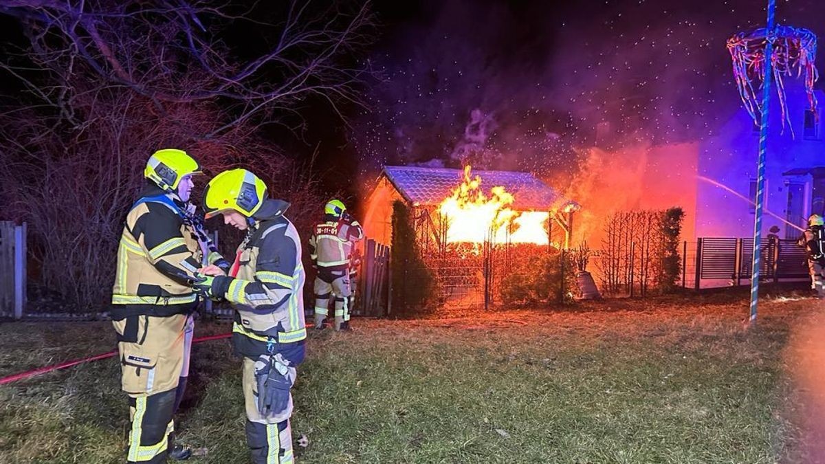 Geraer Feuerwehrleute sind im Großeinsatz während eines Brandes kurz nach Mitternacht zum Jahreswechsel im Geraer Stadtteil Heinrichsgrün. 