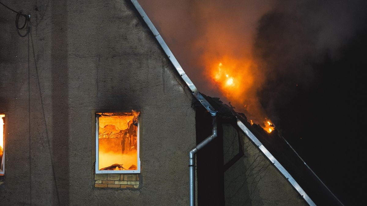 Gegen 22 Uhr wurden die Kräfte von Feuerwehr, Rettungsdienst und Polizei zu einem Wohnhausbrand nach Wilchwitz bei Nobitz alarmiert.