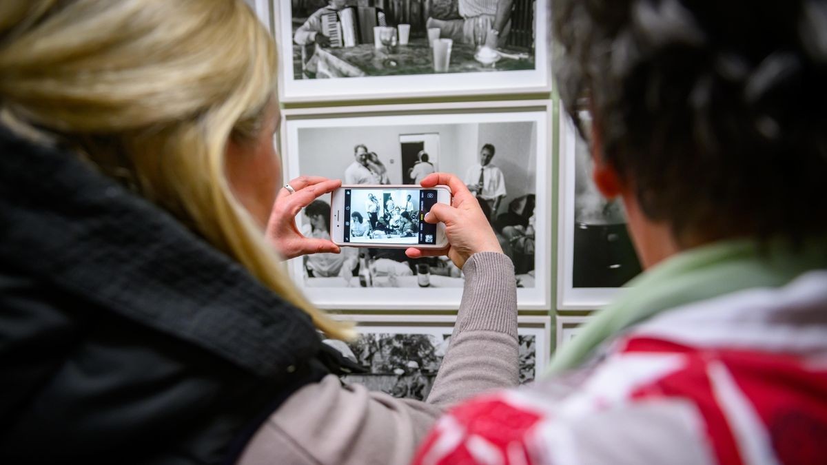 Mehr als 50 Gäste aus Berka besuchten am Samstagabend in Erfurt die Vernissage zur Ausstellung „An seltsamen Tagen über Flüsse in die Städte und Dörfer bis ans Ende der Welt“ mit Fotografien von Ute Mahler, Werner Mahler und Ludwig Schirmer, die auch in vier Werkgruppen das Dorf Berka zeigt. Viele erkennen sich oder ihre Verwandten und Bekannten wieder.