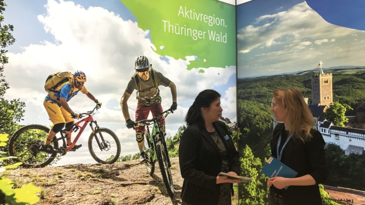 Der Thüringer Wald wurde auf der ITB 2023 – hier durch Tourismus-Sprecherin Maja Neumann (rechts) und  Susanne Hensel vom Berghotel Friedrichroda – intensiv  beworben.