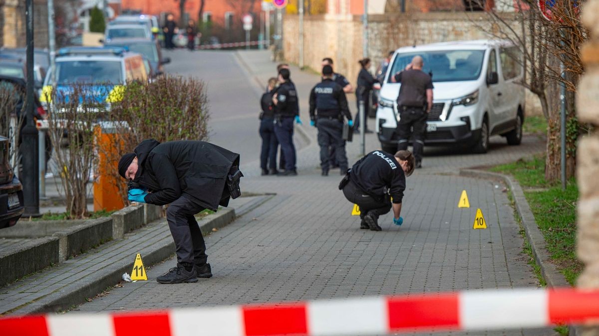 Polizeibeamte sichern Spuren nach einer gefährlichen Körperverletzung in Erfurt. Die mutmaßliche Auseinandersetzung fand an der Reglermauer hinter dem derzeitigen Landgericht statt. Die Straße ist weiträumig abgesperrt. 