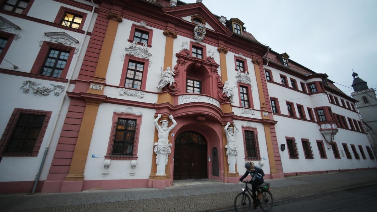 Die Staatskanzlei in Erfurt: Die Thüringer Landesverwaltung denkt über einen möglichen Wechsel ihrer Video-Konferenzsoftware nach. (Archiv-Foto)