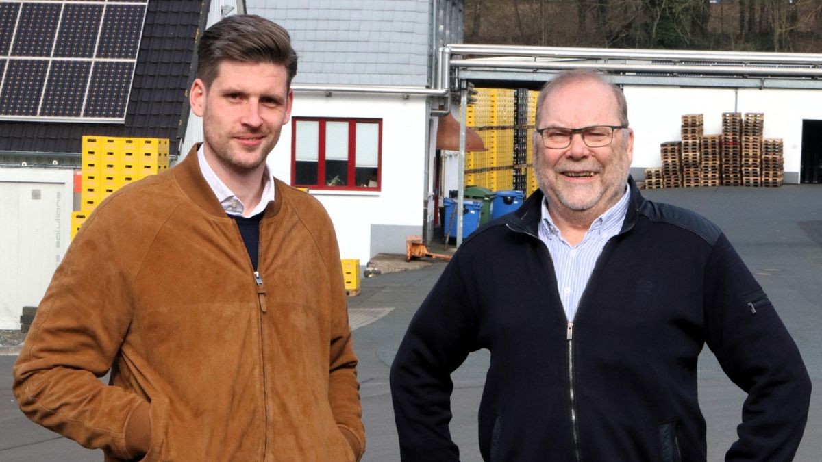 Florian Rössing-Schmalbach (links) hat die Geschäfte der Brauerei Neunspringe von Bernd Ehbrecht übernommen, der sich als Geschäftsführer verabschiedet. 