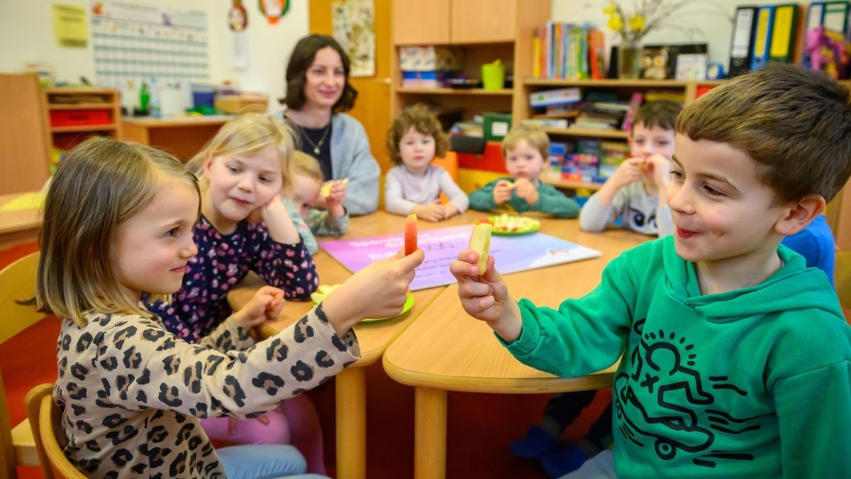 Die Scheckübergabe wurde gleich mit gesundem Essen besiegelt. Das gab es nicht nur für die zehn Pomai-Böckchen, auch für Nicole Hildebrandt von der DM-Drogerie-Filiale in Nordhausen.