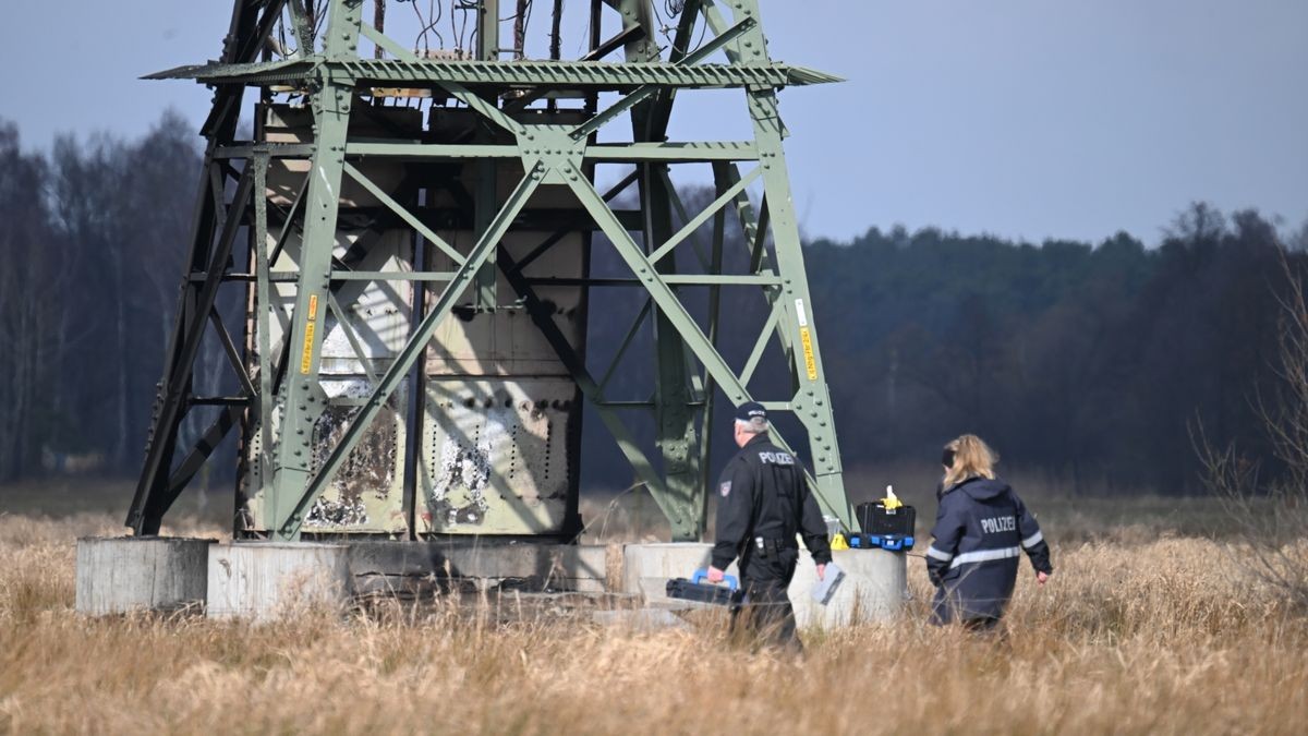 Polizisten sichern nach dem Brandanschlag vom 5. März 2024 Spuren am beschädigten Hochspannungsmast