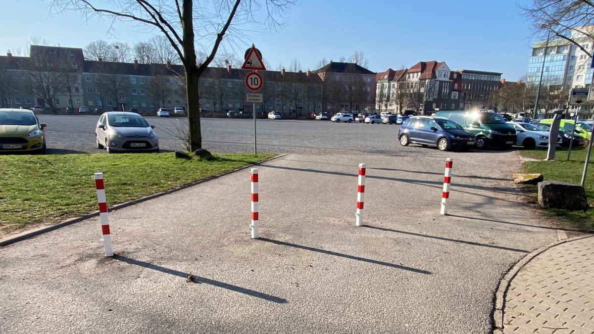 Die Stadtverwaltung hat auf dem August-Bebel-Platz Poller aufgestellt.