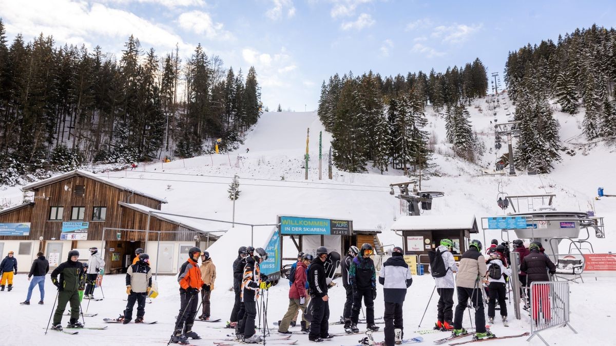 Ski- und Snowboardfahrer stehen am Lift der Talstation der Skiarena Silbersattel Steinach an (Archivfoto).