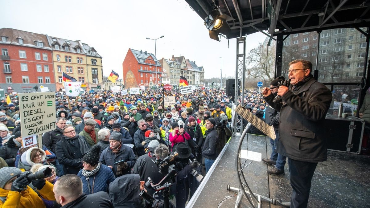 Thüringens Ministerpräsident Bodo Ramelow (Die Linke) spricht im Januar bei einer Demo von Landwirten in Erfurt.