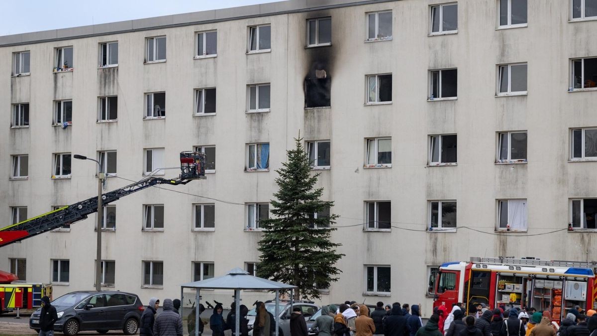 Das Gebäude, in dem sich das Zimmer befindet, sei evakuiert worden. Betroffen seien etwa 500 Menschen.