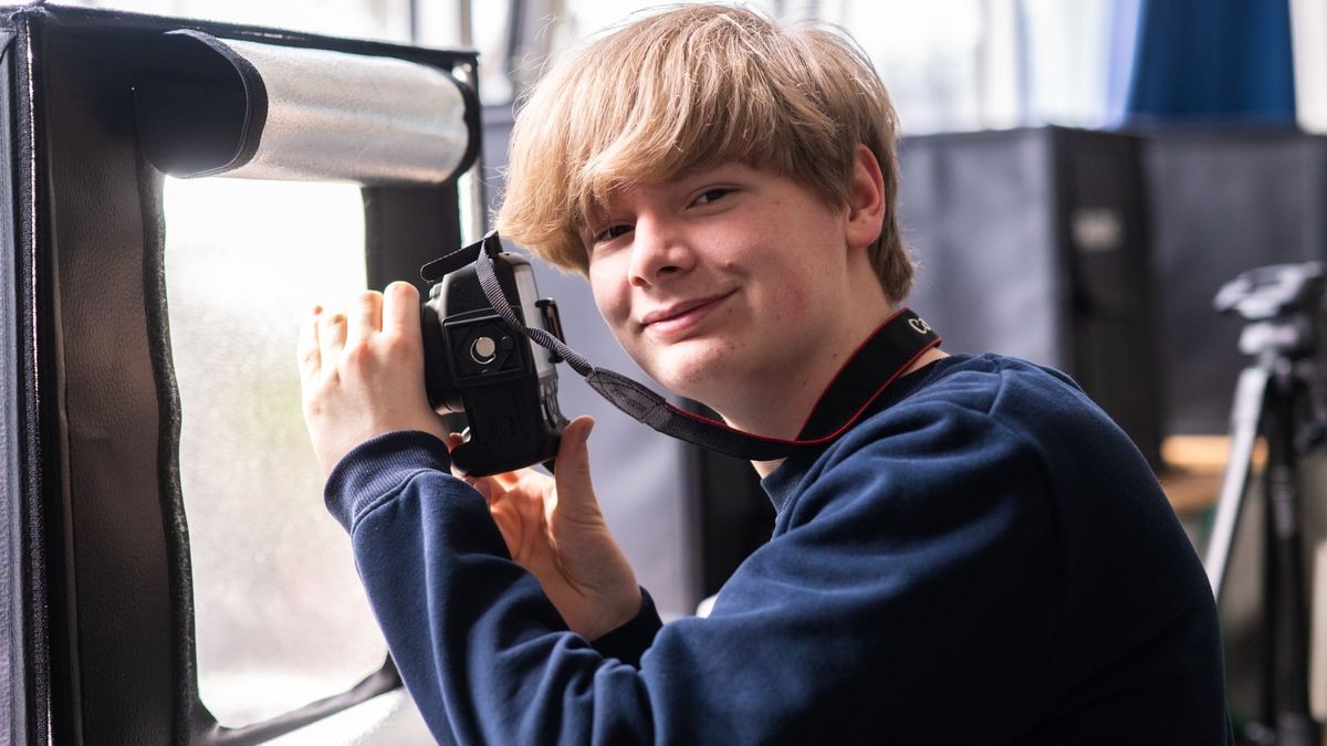 Luis Schuimer ist Teil der Projektgruppe Fotografie und fotografiert eine weiße Rose in verschiedenen Lichtverhältnissen. Am Velberter Gymnasium ist dies eine der Aktionen des Geschwister-Scholl-Tages
