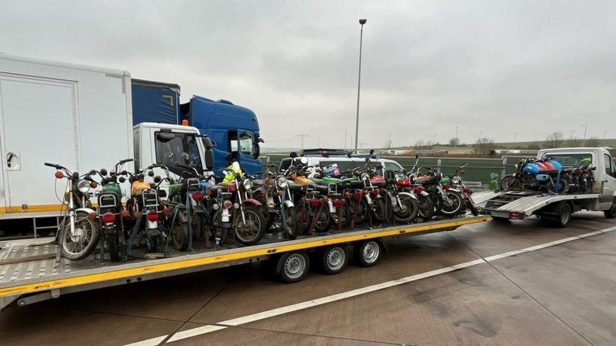 Die Autobahnpolizei wurd auf dem Parkplatz Kesselberg Nord an der A38 auf diesen Transporter mit Simson-Mopeds aufmerksam. 