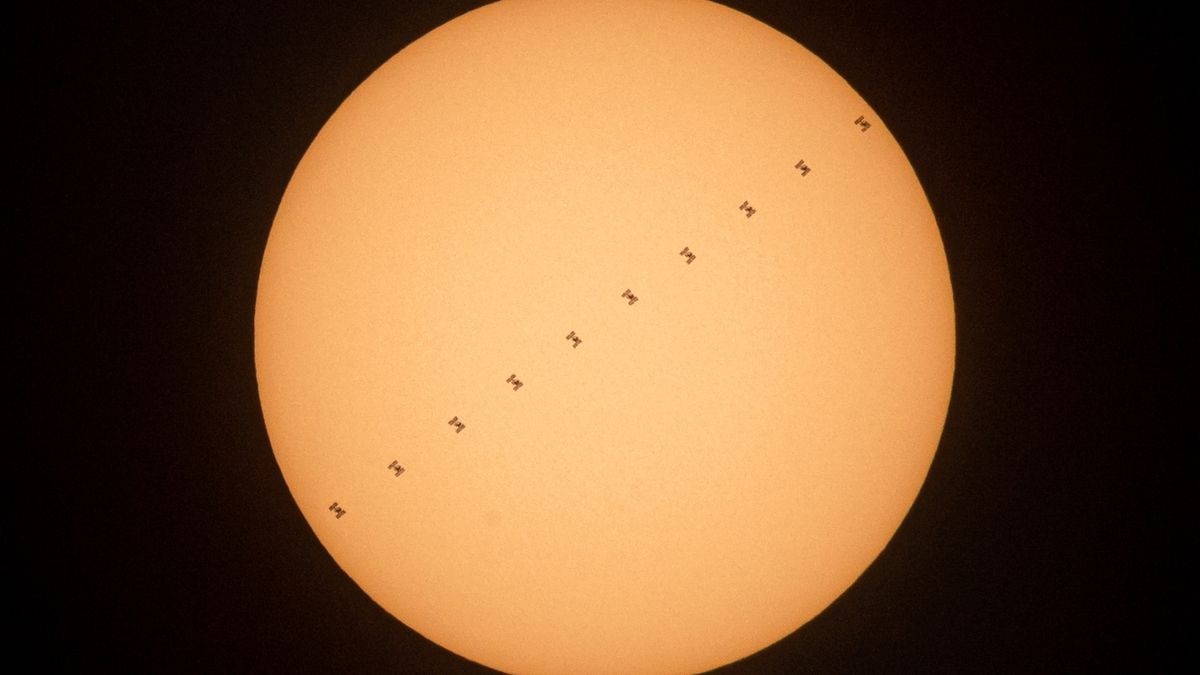 Die Bildsequenz aus 10 Einzelaufnahmen zeigt die Internationale Raumstation (ISS) beim Transit vor der Sonne am 19. Juni 2019.  Die Sequenz wurde bei freier Sicht auf die Sonne von einem Standpunkt nahe Gehren (Ilm-Kreis) aufgenommen und konnte für genau 0,68 Sekunden beobachtet werden.