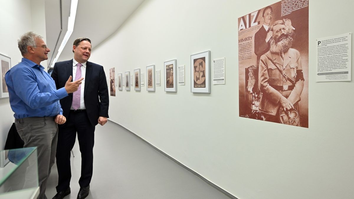 Die Sammler Patrick Rössler (links) und Michael Tallai in der Ausstellung „33 Geistesblitze. Antifaschistische Fotomontagen von John Heartfield, 2024 neu gelesen“.