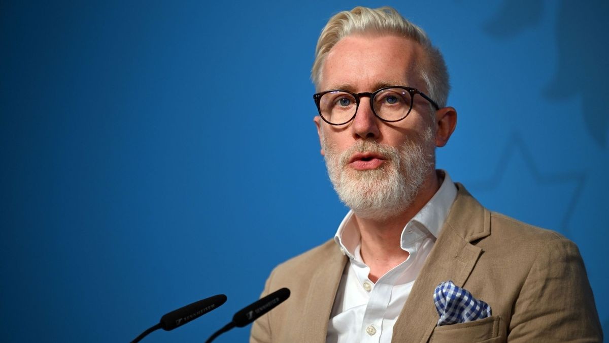 Benjamin-Immanuel Hoff (Die Linke), Chef der Thüringer Staatskanzlei, spricht während einer Pressekonferenz (Archivfoto).