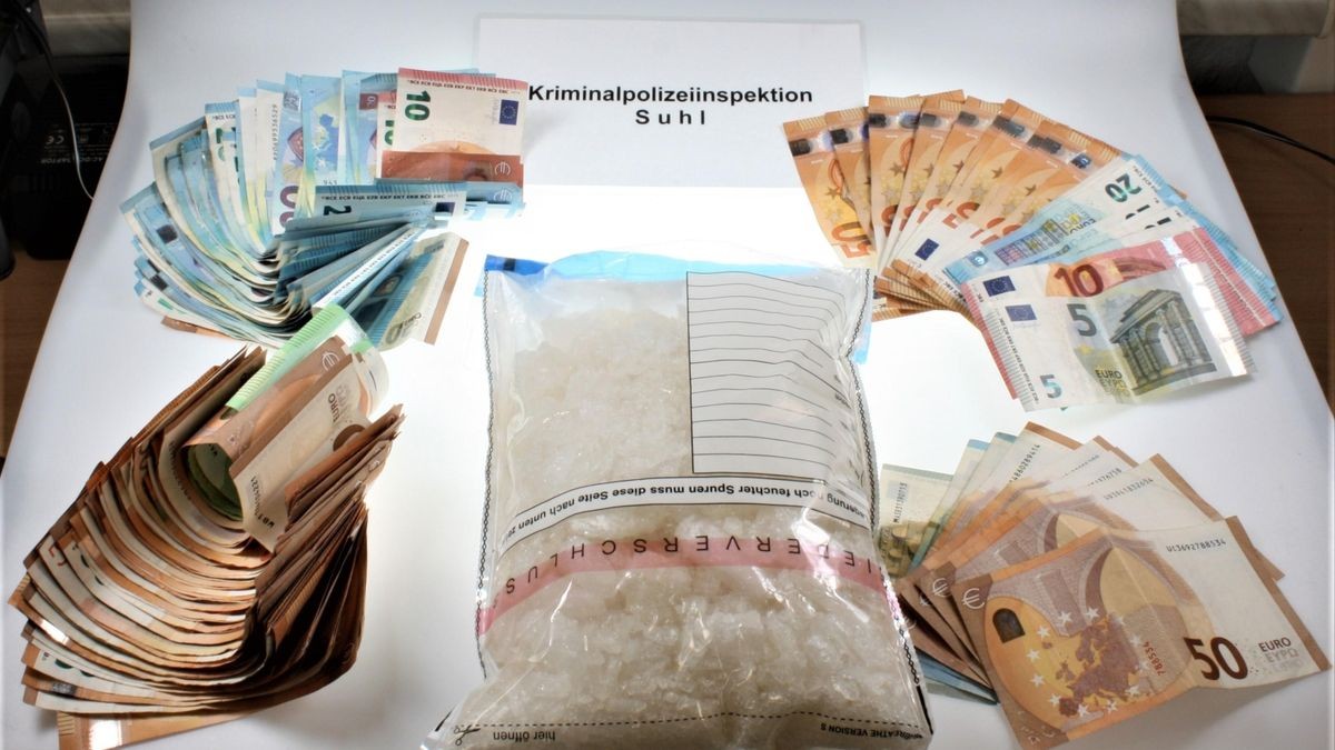 In einem Auto hat die Polizei ein Kilogramm Methamphetamin und mehr als 5000 Euro Bargeld gefunden.