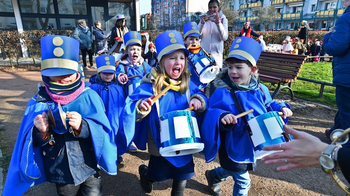 Tausende Menschen säumten die Festzugsstrecke, um den prächtig kostümierten Umzug der Kindergarten-Steppkes zu verfolgen.