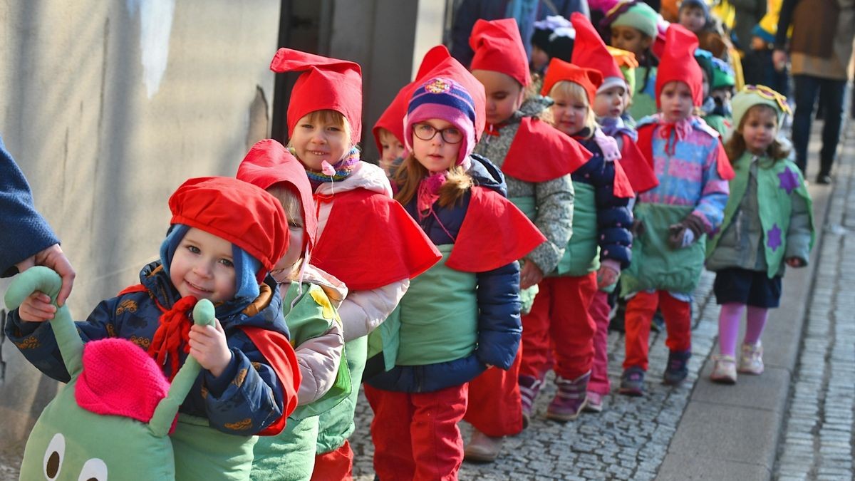 Prächtig kostümiert ziehen die Kinder durch das Wohngebiet Goetheviertel.