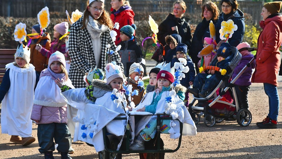 Tausende Menschen säumten die Festzugsstrecke, um den prächtig kostümierten Umzug der Kindergarten-Steppkes zu verfolgen.