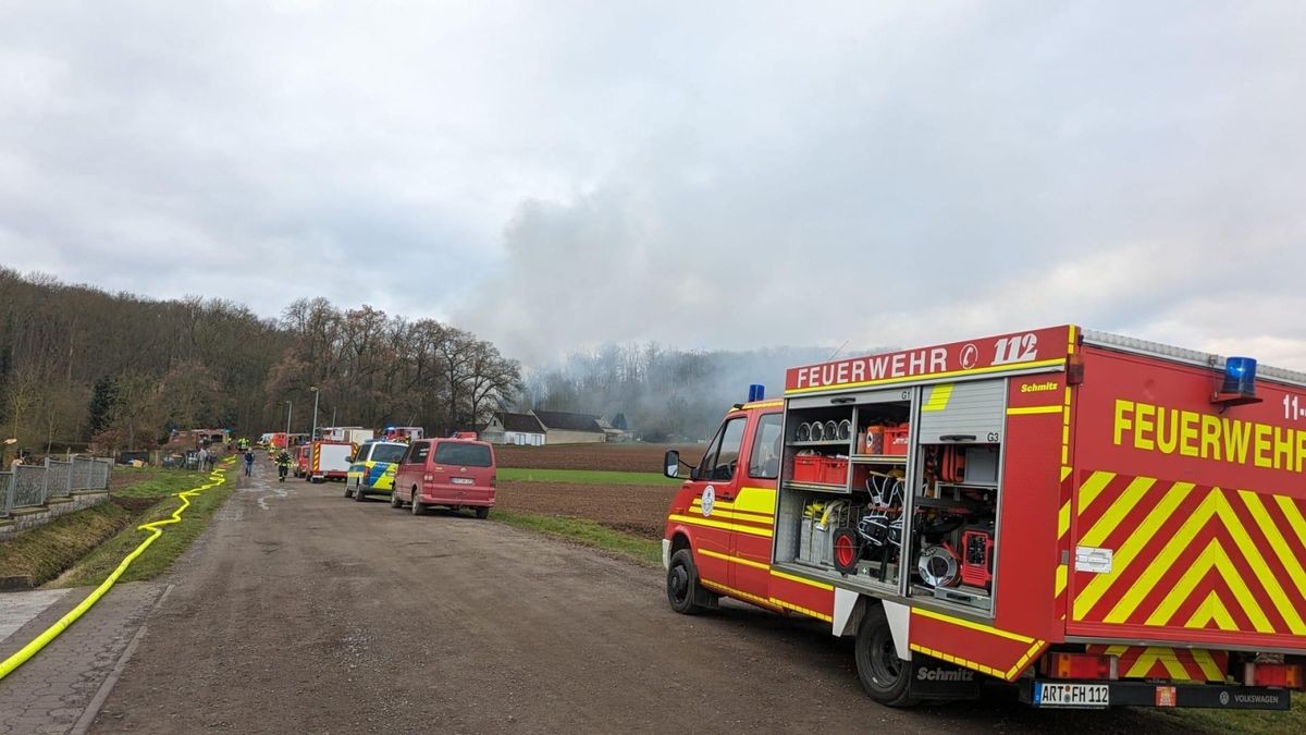 Dutzende Feuerwehren aus dem Landkreis sind im Einsatz, u.a. um über lange Wegstrecken Löschwasserschläuche zu legen.