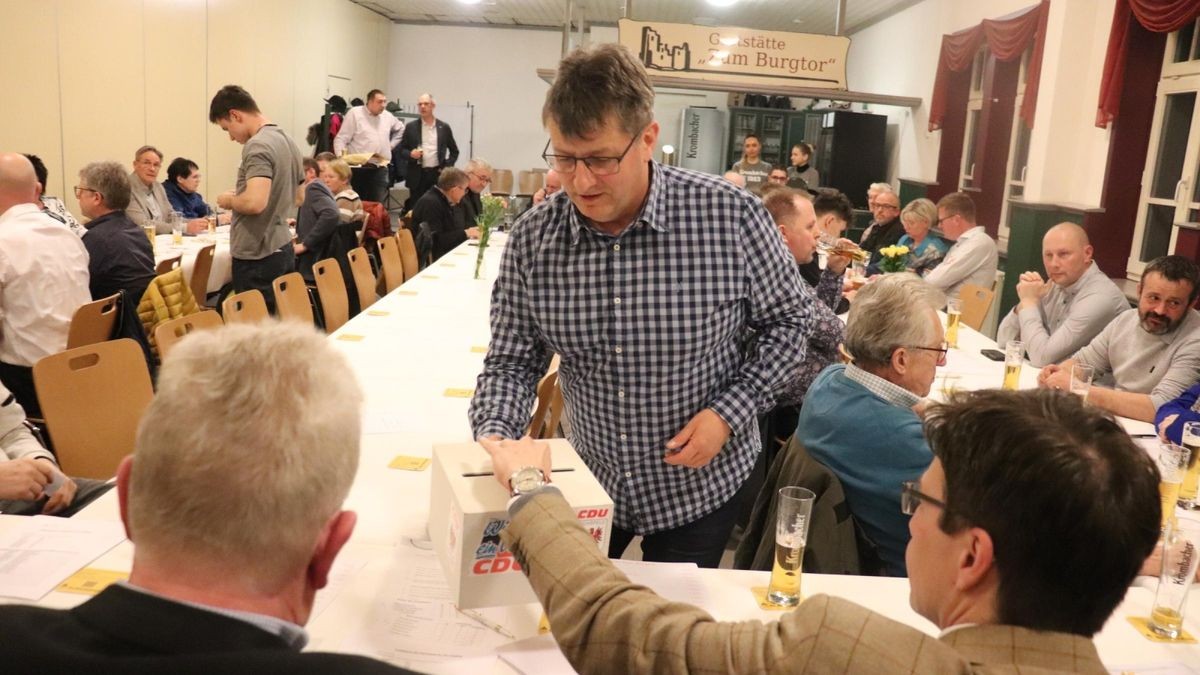 Uwe Kaufhold war Mitglied der Stimmzählkommission und sammelte die Wahlzettel ein, denn es wurde geheim gewählt.