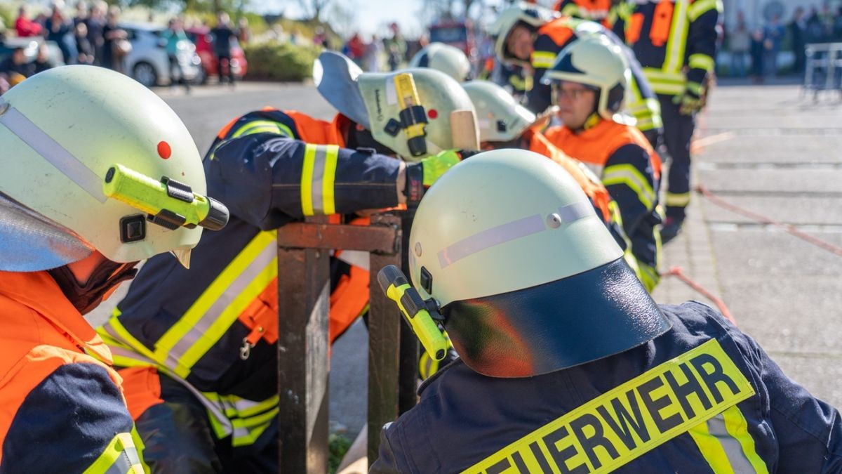 Auch das Maibaumsetzen (hier in Blankenhain) gehört zum Aufgabengebiet einer Freiwilligen Feuerwehr. (Archiv)