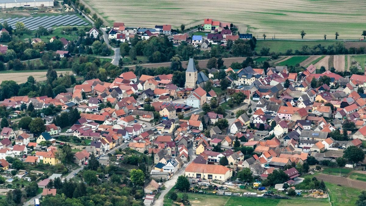 Bilzingsleben aus der Vogelperspektive, aufgenommen im September 2022. Der Kirchturm von St. Wigberti ist in der Bildmitte zu sehen.