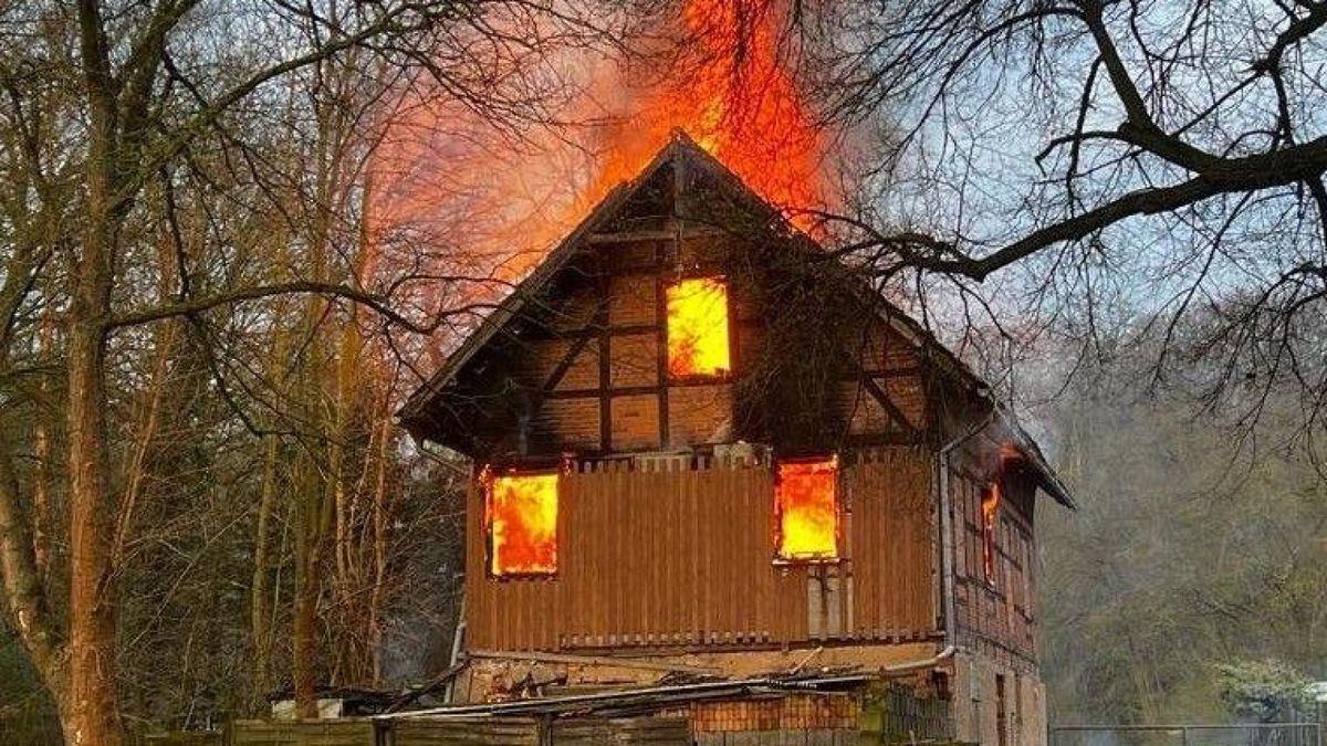 Am Montagmorgen brannte am Ortsrand von Heldrungen ein Gebäude am Waldschlösschen.