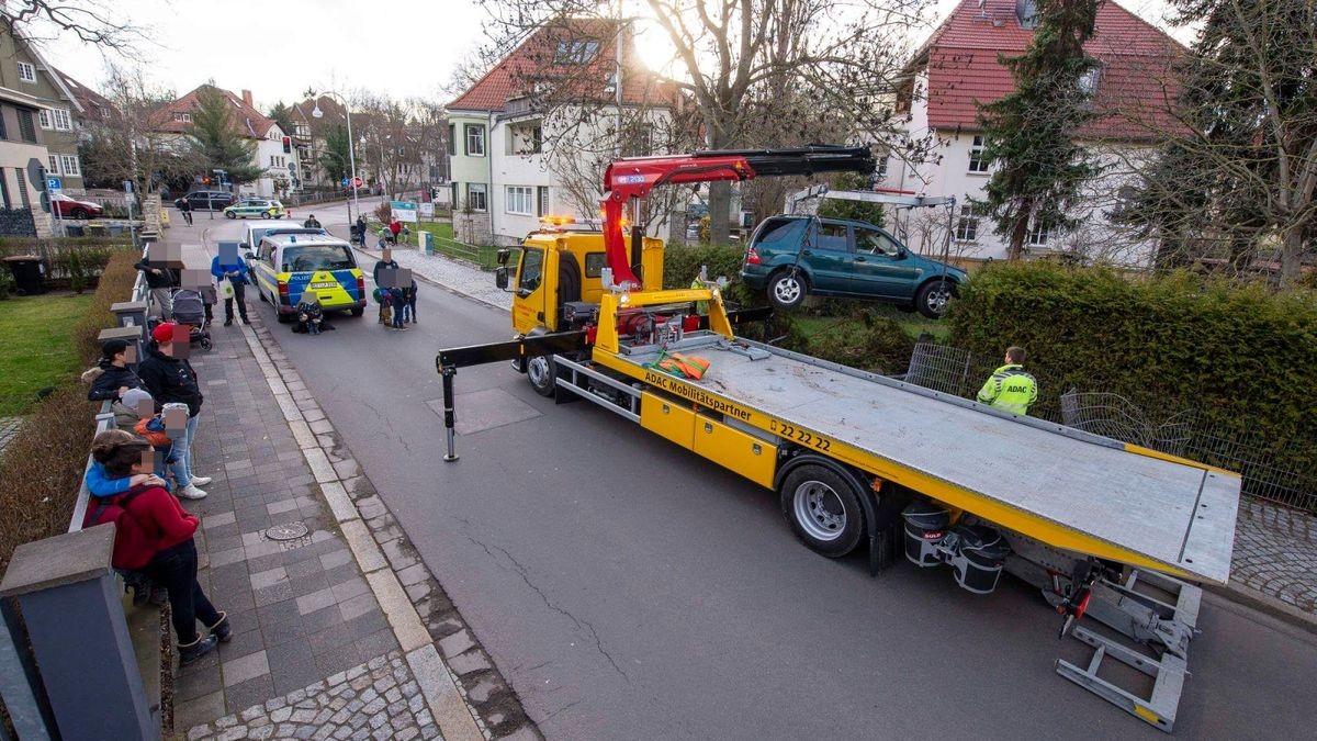 Die Feuerwehr musste die Frau aus ihrem Wagen bergen.